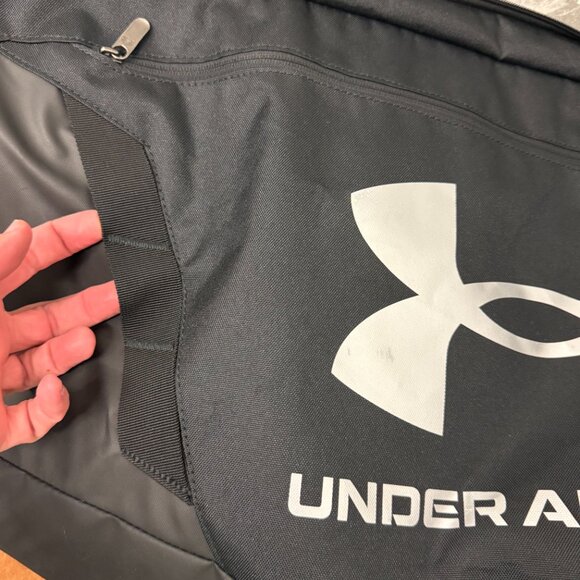 Huge Under Armour Sports Duffle Bag Has Pockets and Compartments Galore! - Picture 13 of 16